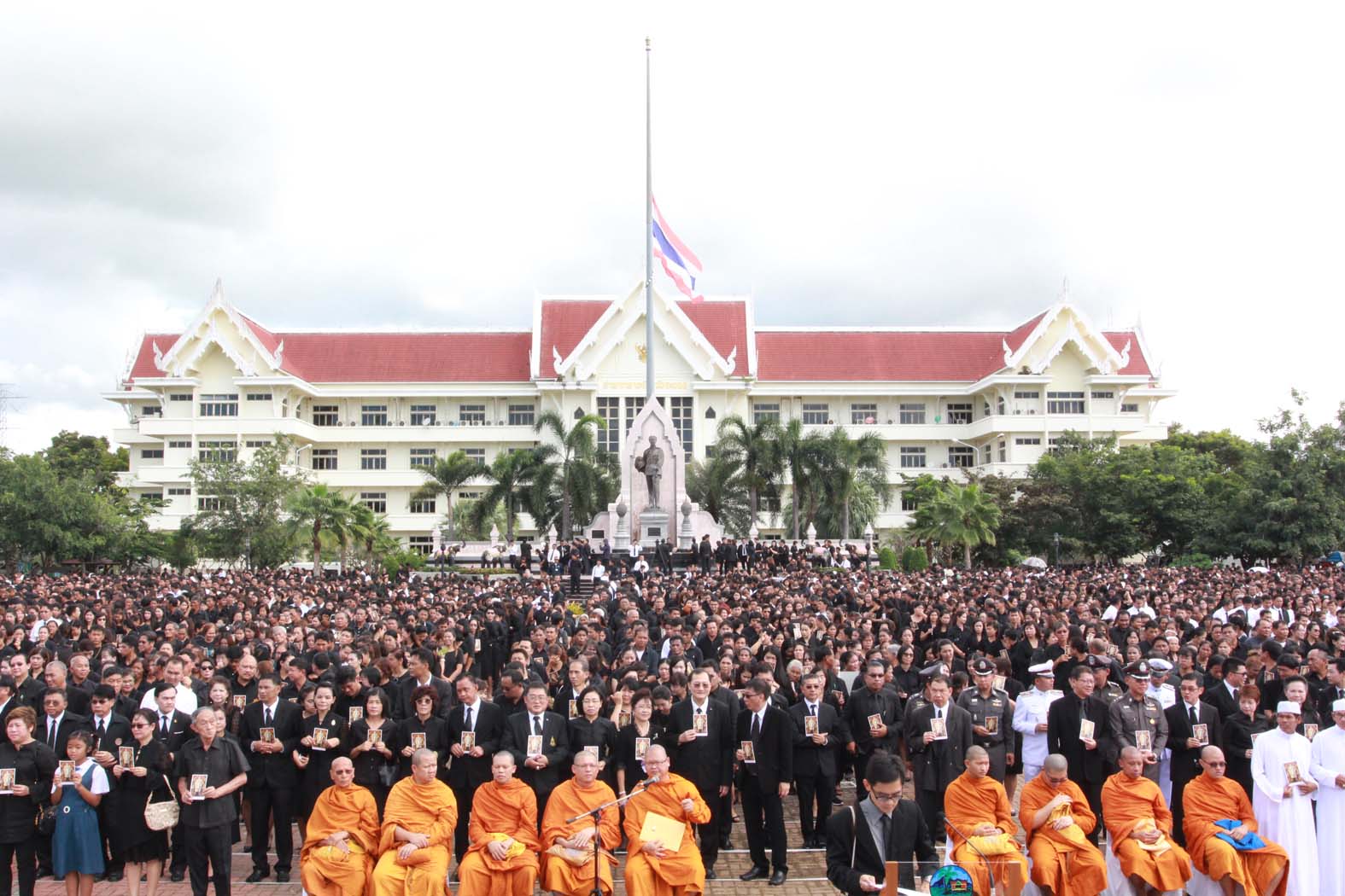 พสกนิกรชาว จ.ระยองทุกหมู่เหล่า ทุกศาสนากว่า 3,000 คน แต่งกายไว้ทุกข์ร่วมพิธีสำนึกถึงพระมหากรุณาธิคุณและแสดงความอาลัยพระบาทสมเด็จพระปรมินทรมหาภูมิพลอดุลยเดช เพื่อถวายเป็นพระราชกุศลฯ